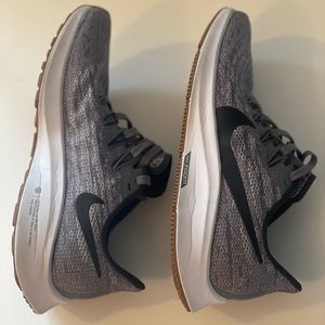 Nike Pegasus Zoom Tennis Shoes. Gray color, size 6